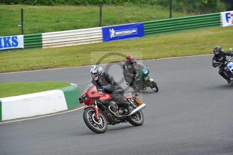 Mallory park Leicestershire;Mallory park photographs;Motorcycle action photographs;classic bikes;event digital images;eventdigitalimages;mallory park;no limits trackday;peter wileman photography;vintage bikes;vintage motorcycles;vmcc festival 1000 bikes