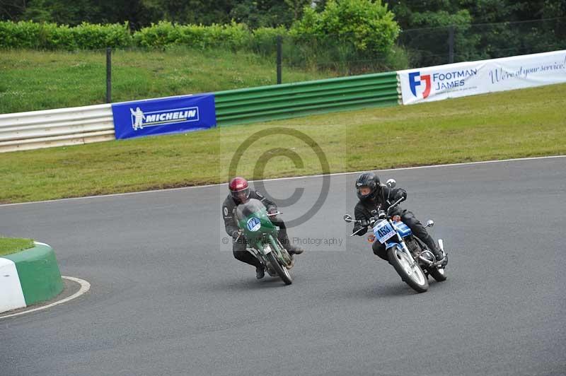 Mallory park Leicestershire;Mallory park photographs;Motorcycle action photographs;classic bikes;event digital images;eventdigitalimages;mallory park;no limits trackday;peter wileman photography;vintage bikes;vintage motorcycles;vmcc festival 1000 bikes