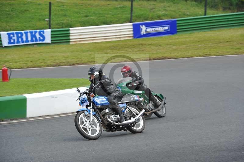 Mallory park Leicestershire;Mallory park photographs;Motorcycle action photographs;classic bikes;event digital images;eventdigitalimages;mallory park;no limits trackday;peter wileman photography;vintage bikes;vintage motorcycles;vmcc festival 1000 bikes