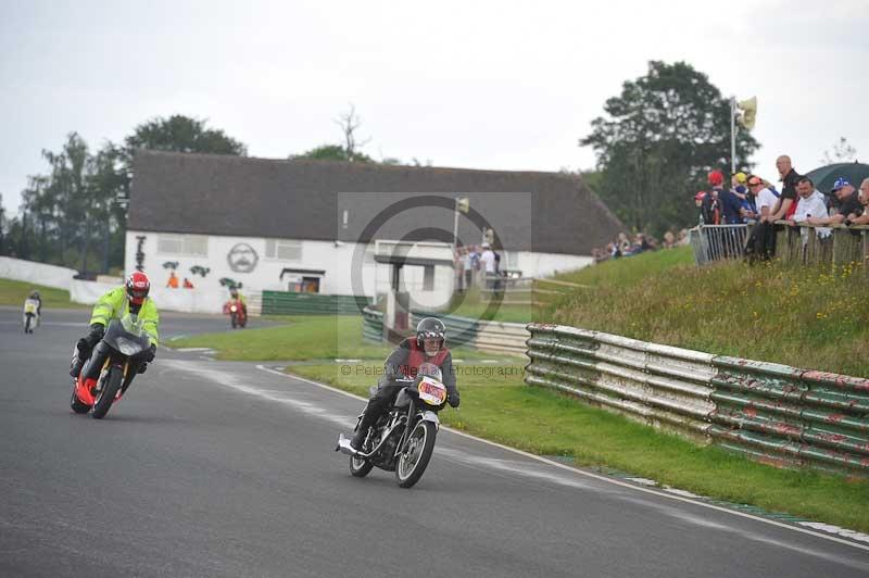 Mallory park Leicestershire;Mallory park photographs;Motorcycle action photographs;classic bikes;event digital images;eventdigitalimages;mallory park;no limits trackday;peter wileman photography;vintage bikes;vintage motorcycles;vmcc festival 1000 bikes