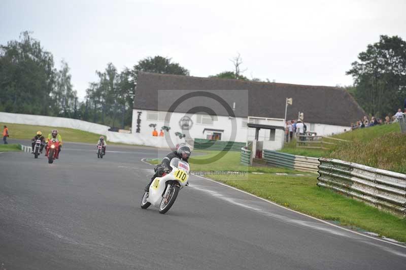 Mallory park Leicestershire;Mallory park photographs;Motorcycle action photographs;classic bikes;event digital images;eventdigitalimages;mallory park;no limits trackday;peter wileman photography;vintage bikes;vintage motorcycles;vmcc festival 1000 bikes