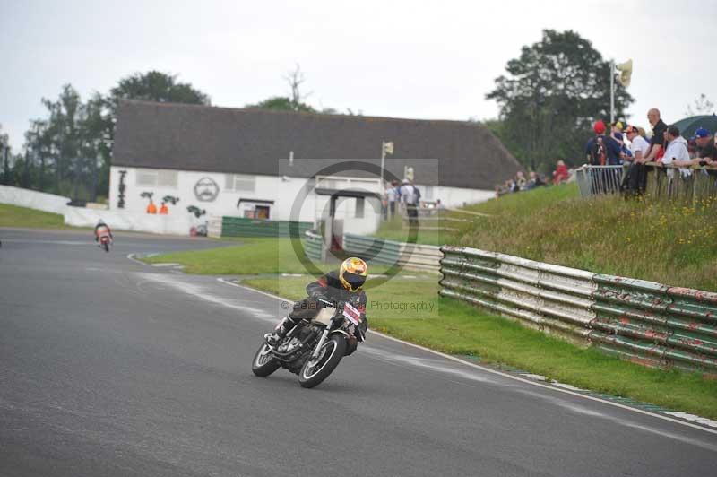 Mallory park Leicestershire;Mallory park photographs;Motorcycle action photographs;classic bikes;event digital images;eventdigitalimages;mallory park;no limits trackday;peter wileman photography;vintage bikes;vintage motorcycles;vmcc festival 1000 bikes