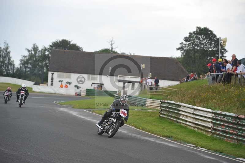 Mallory park Leicestershire;Mallory park photographs;Motorcycle action photographs;classic bikes;event digital images;eventdigitalimages;mallory park;no limits trackday;peter wileman photography;vintage bikes;vintage motorcycles;vmcc festival 1000 bikes