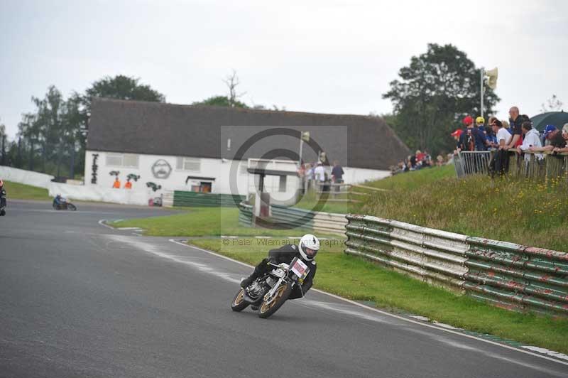 Mallory park Leicestershire;Mallory park photographs;Motorcycle action photographs;classic bikes;event digital images;eventdigitalimages;mallory park;no limits trackday;peter wileman photography;vintage bikes;vintage motorcycles;vmcc festival 1000 bikes