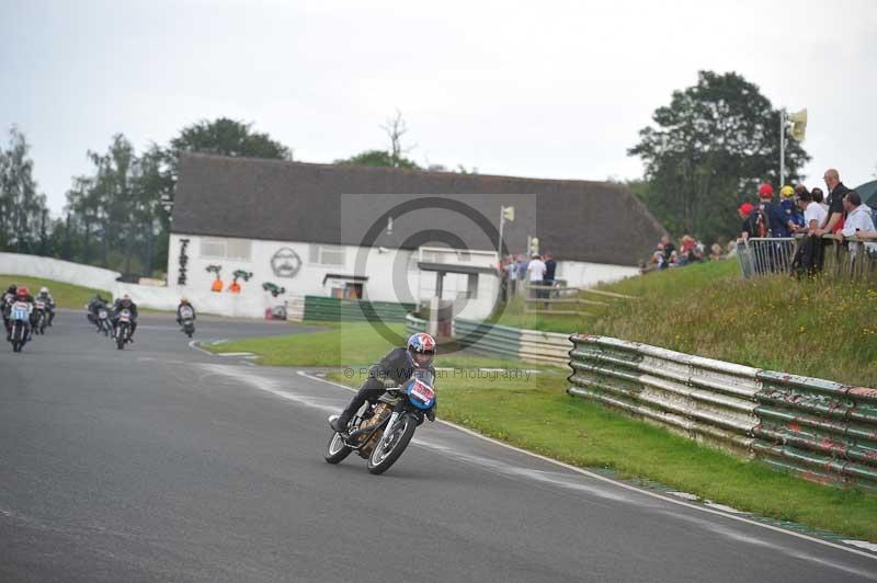 Mallory park Leicestershire;Mallory park photographs;Motorcycle action photographs;classic bikes;event digital images;eventdigitalimages;mallory park;no limits trackday;peter wileman photography;vintage bikes;vintage motorcycles;vmcc festival 1000 bikes