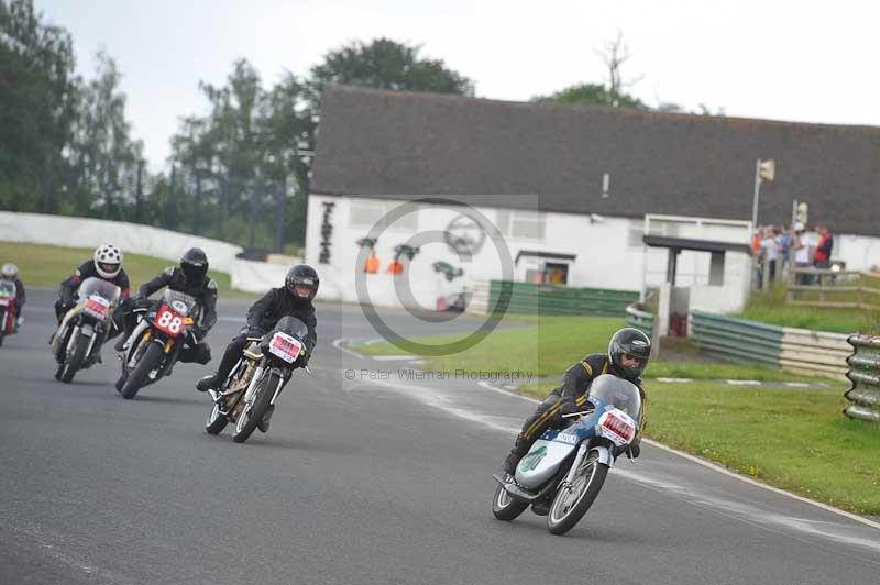 Mallory park Leicestershire;Mallory park photographs;Motorcycle action photographs;classic bikes;event digital images;eventdigitalimages;mallory park;no limits trackday;peter wileman photography;vintage bikes;vintage motorcycles;vmcc festival 1000 bikes
