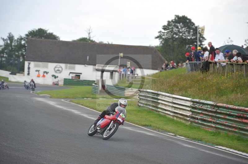Mallory park Leicestershire;Mallory park photographs;Motorcycle action photographs;classic bikes;event digital images;eventdigitalimages;mallory park;no limits trackday;peter wileman photography;vintage bikes;vintage motorcycles;vmcc festival 1000 bikes