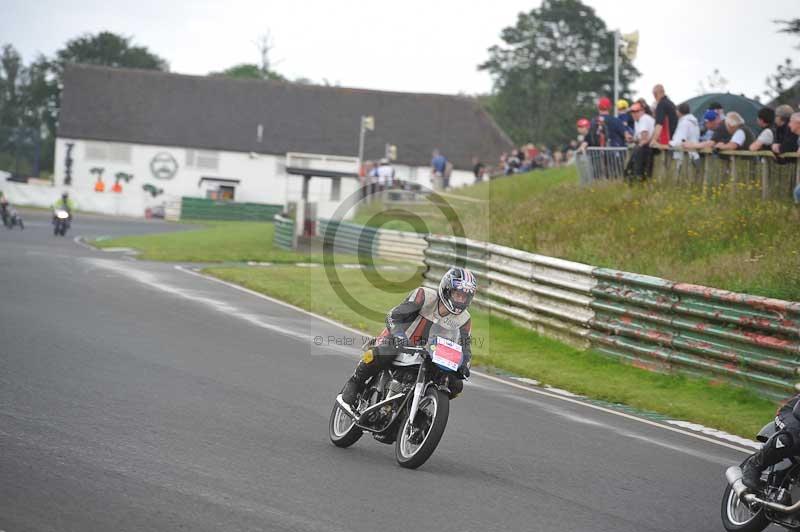 Mallory park Leicestershire;Mallory park photographs;Motorcycle action photographs;classic bikes;event digital images;eventdigitalimages;mallory park;no limits trackday;peter wileman photography;vintage bikes;vintage motorcycles;vmcc festival 1000 bikes