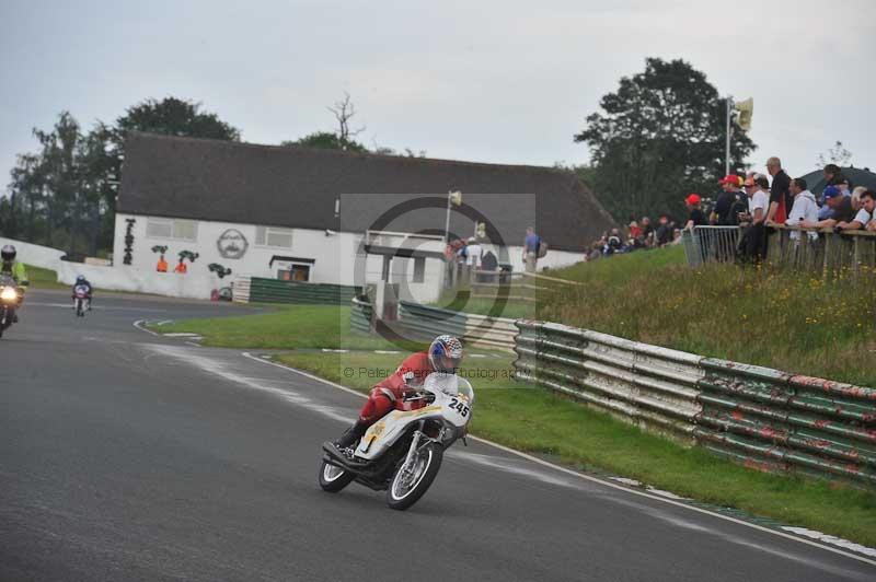 Mallory park Leicestershire;Mallory park photographs;Motorcycle action photographs;classic bikes;event digital images;eventdigitalimages;mallory park;no limits trackday;peter wileman photography;vintage bikes;vintage motorcycles;vmcc festival 1000 bikes