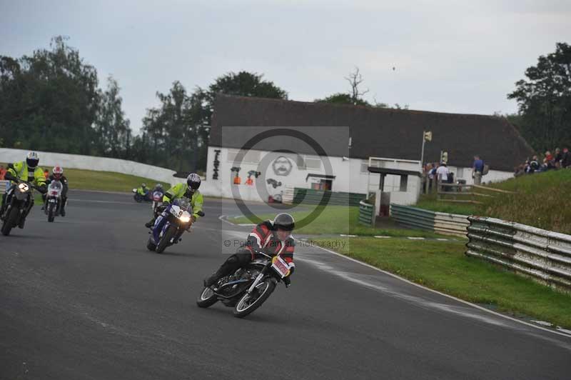 Mallory park Leicestershire;Mallory park photographs;Motorcycle action photographs;classic bikes;event digital images;eventdigitalimages;mallory park;no limits trackday;peter wileman photography;vintage bikes;vintage motorcycles;vmcc festival 1000 bikes