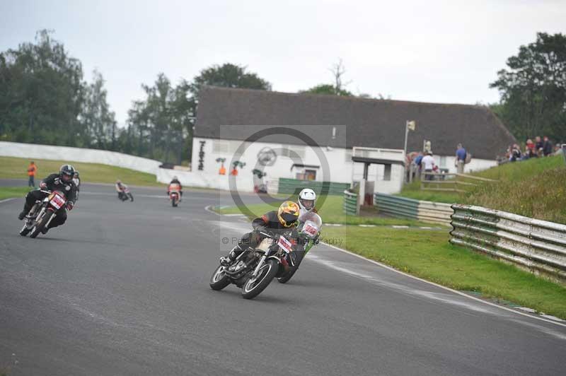 Mallory park Leicestershire;Mallory park photographs;Motorcycle action photographs;classic bikes;event digital images;eventdigitalimages;mallory park;no limits trackday;peter wileman photography;vintage bikes;vintage motorcycles;vmcc festival 1000 bikes