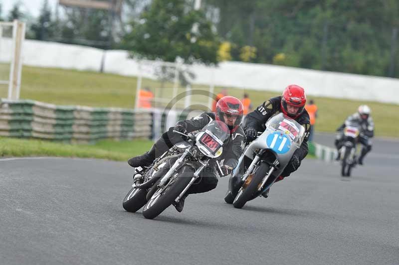 Mallory park Leicestershire;Mallory park photographs;Motorcycle action photographs;classic bikes;event digital images;eventdigitalimages;mallory park;no limits trackday;peter wileman photography;vintage bikes;vintage motorcycles;vmcc festival 1000 bikes