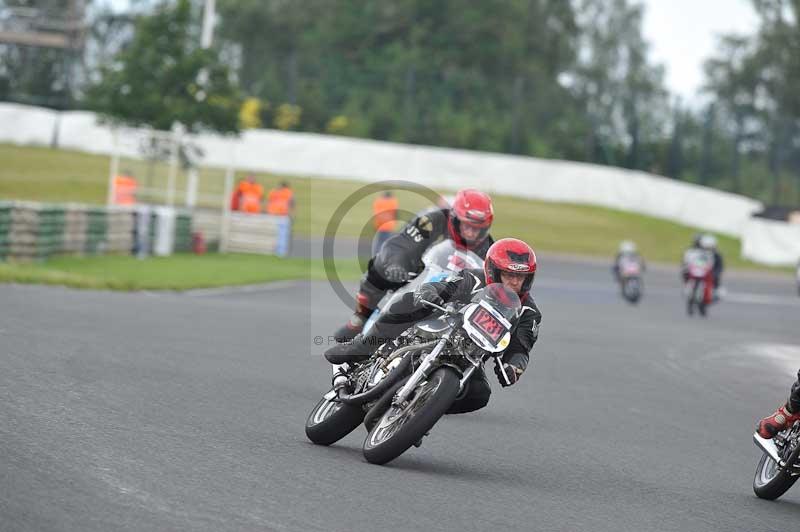 Mallory park Leicestershire;Mallory park photographs;Motorcycle action photographs;classic bikes;event digital images;eventdigitalimages;mallory park;no limits trackday;peter wileman photography;vintage bikes;vintage motorcycles;vmcc festival 1000 bikes