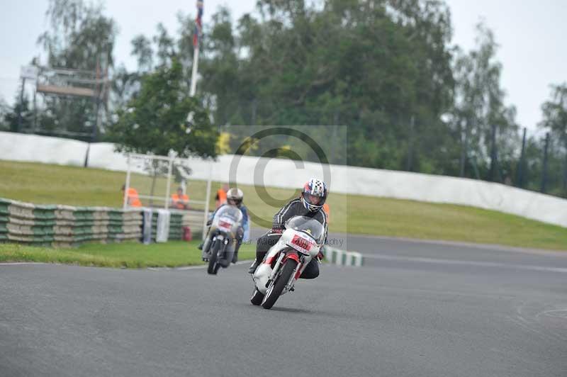 Mallory park Leicestershire;Mallory park photographs;Motorcycle action photographs;classic bikes;event digital images;eventdigitalimages;mallory park;no limits trackday;peter wileman photography;vintage bikes;vintage motorcycles;vmcc festival 1000 bikes