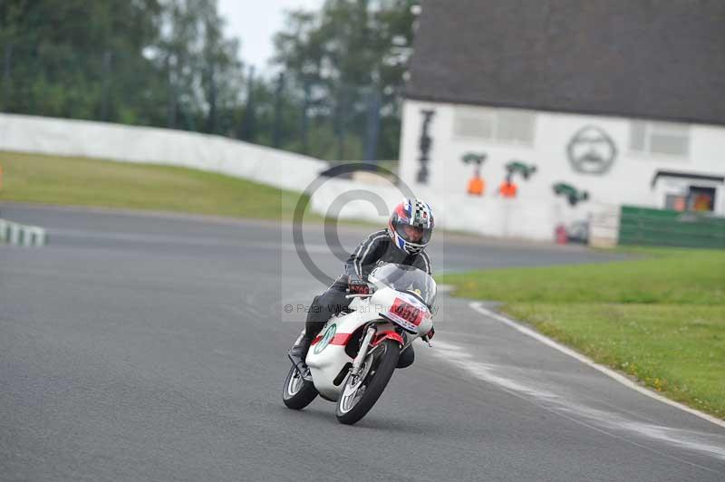 Mallory park Leicestershire;Mallory park photographs;Motorcycle action photographs;classic bikes;event digital images;eventdigitalimages;mallory park;no limits trackday;peter wileman photography;vintage bikes;vintage motorcycles;vmcc festival 1000 bikes