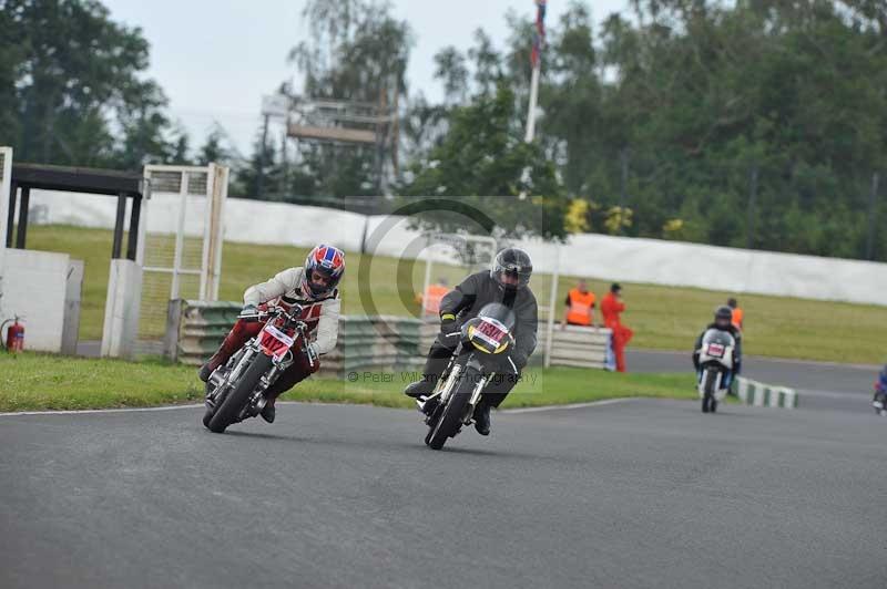 Mallory park Leicestershire;Mallory park photographs;Motorcycle action photographs;classic bikes;event digital images;eventdigitalimages;mallory park;no limits trackday;peter wileman photography;vintage bikes;vintage motorcycles;vmcc festival 1000 bikes