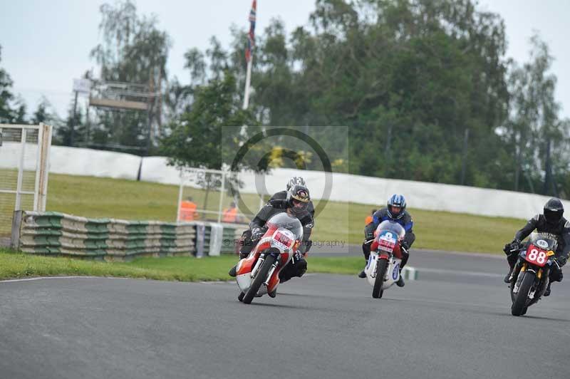 Mallory park Leicestershire;Mallory park photographs;Motorcycle action photographs;classic bikes;event digital images;eventdigitalimages;mallory park;no limits trackday;peter wileman photography;vintage bikes;vintage motorcycles;vmcc festival 1000 bikes