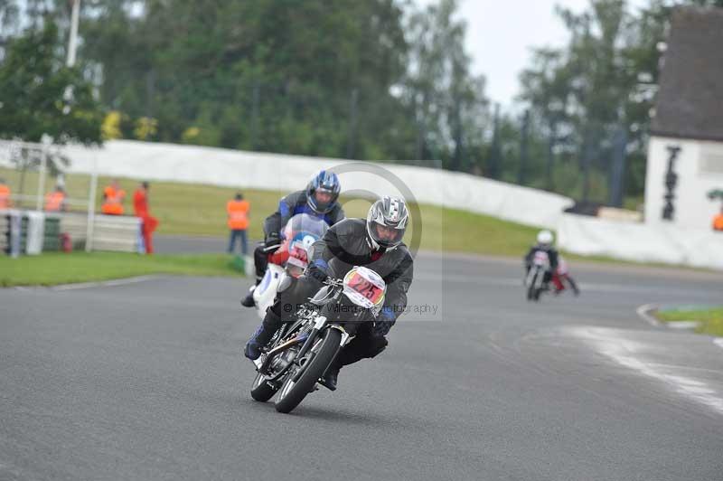 Mallory park Leicestershire;Mallory park photographs;Motorcycle action photographs;classic bikes;event digital images;eventdigitalimages;mallory park;no limits trackday;peter wileman photography;vintage bikes;vintage motorcycles;vmcc festival 1000 bikes