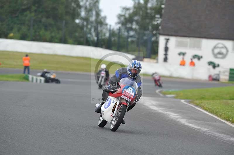 Mallory park Leicestershire;Mallory park photographs;Motorcycle action photographs;classic bikes;event digital images;eventdigitalimages;mallory park;no limits trackday;peter wileman photography;vintage bikes;vintage motorcycles;vmcc festival 1000 bikes