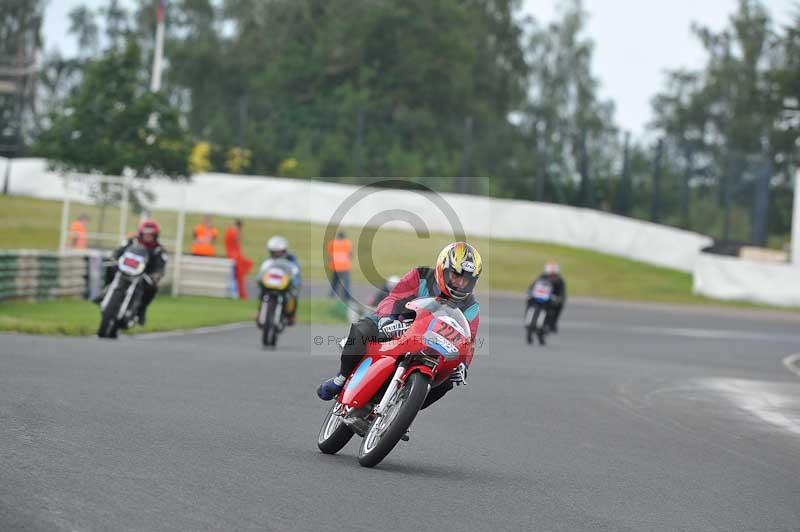 Mallory park Leicestershire;Mallory park photographs;Motorcycle action photographs;classic bikes;event digital images;eventdigitalimages;mallory park;no limits trackday;peter wileman photography;vintage bikes;vintage motorcycles;vmcc festival 1000 bikes