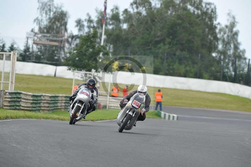 Mallory park Leicestershire;Mallory park photographs;Motorcycle action photographs;classic bikes;event digital images;eventdigitalimages;mallory park;no limits trackday;peter wileman photography;vintage bikes;vintage motorcycles;vmcc festival 1000 bikes