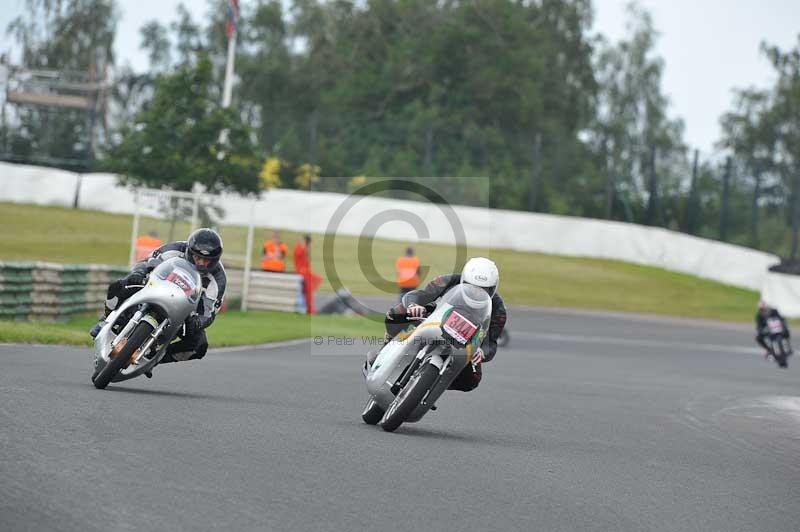Mallory park Leicestershire;Mallory park photographs;Motorcycle action photographs;classic bikes;event digital images;eventdigitalimages;mallory park;no limits trackday;peter wileman photography;vintage bikes;vintage motorcycles;vmcc festival 1000 bikes