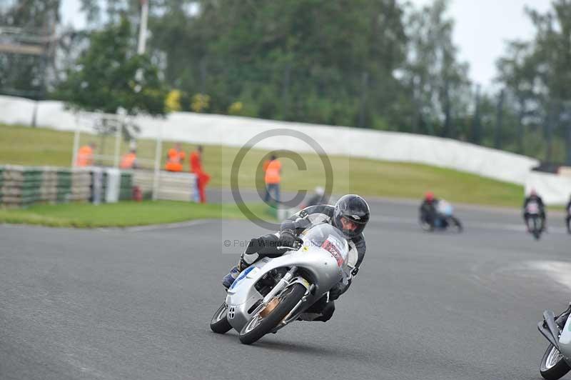 Mallory park Leicestershire;Mallory park photographs;Motorcycle action photographs;classic bikes;event digital images;eventdigitalimages;mallory park;no limits trackday;peter wileman photography;vintage bikes;vintage motorcycles;vmcc festival 1000 bikes