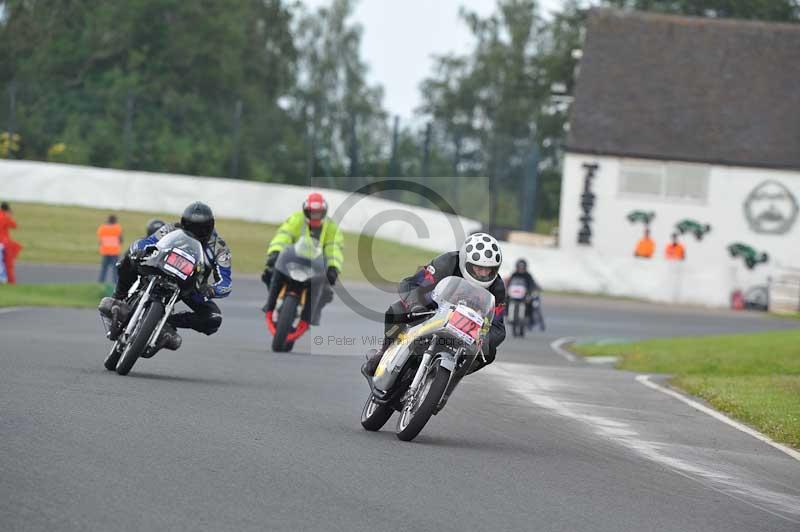 Mallory park Leicestershire;Mallory park photographs;Motorcycle action photographs;classic bikes;event digital images;eventdigitalimages;mallory park;no limits trackday;peter wileman photography;vintage bikes;vintage motorcycles;vmcc festival 1000 bikes