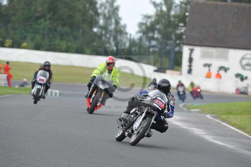 Mallory park Leicestershire;Mallory park photographs;Motorcycle action photographs;classic bikes;event digital images;eventdigitalimages;mallory park;no limits trackday;peter wileman photography;vintage bikes;vintage motorcycles;vmcc festival 1000 bikes