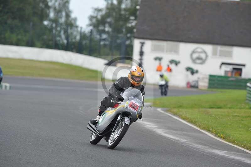 Mallory park Leicestershire;Mallory park photographs;Motorcycle action photographs;classic bikes;event digital images;eventdigitalimages;mallory park;no limits trackday;peter wileman photography;vintage bikes;vintage motorcycles;vmcc festival 1000 bikes