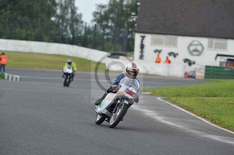 Mallory park Leicestershire;Mallory park photographs;Motorcycle action photographs;classic bikes;event digital images;eventdigitalimages;mallory park;no limits trackday;peter wileman photography;vintage bikes;vintage motorcycles;vmcc festival 1000 bikes