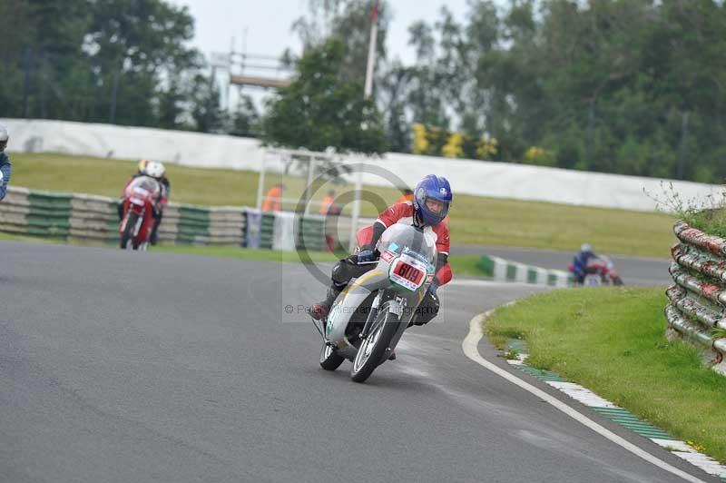 Mallory park Leicestershire;Mallory park photographs;Motorcycle action photographs;classic bikes;event digital images;eventdigitalimages;mallory park;no limits trackday;peter wileman photography;vintage bikes;vintage motorcycles;vmcc festival 1000 bikes