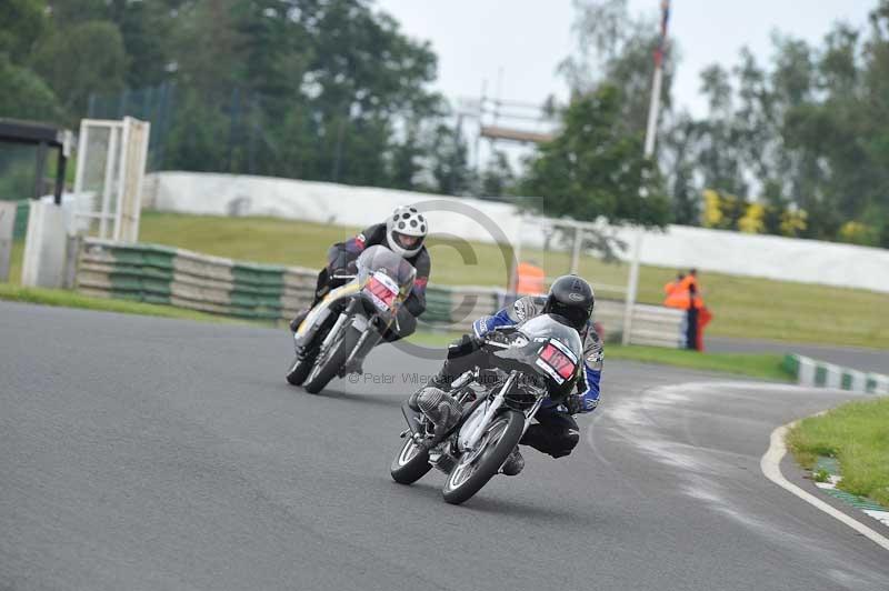 Mallory park Leicestershire;Mallory park photographs;Motorcycle action photographs;classic bikes;event digital images;eventdigitalimages;mallory park;no limits trackday;peter wileman photography;vintage bikes;vintage motorcycles;vmcc festival 1000 bikes