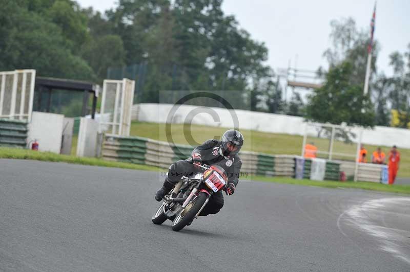 Mallory park Leicestershire;Mallory park photographs;Motorcycle action photographs;classic bikes;event digital images;eventdigitalimages;mallory park;no limits trackday;peter wileman photography;vintage bikes;vintage motorcycles;vmcc festival 1000 bikes