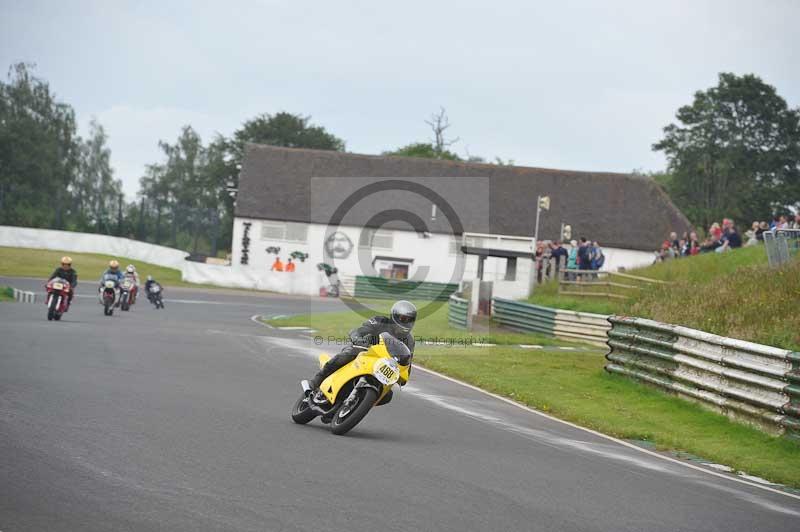 Mallory park Leicestershire;Mallory park photographs;Motorcycle action photographs;classic bikes;event digital images;eventdigitalimages;mallory park;no limits trackday;peter wileman photography;vintage bikes;vintage motorcycles;vmcc festival 1000 bikes