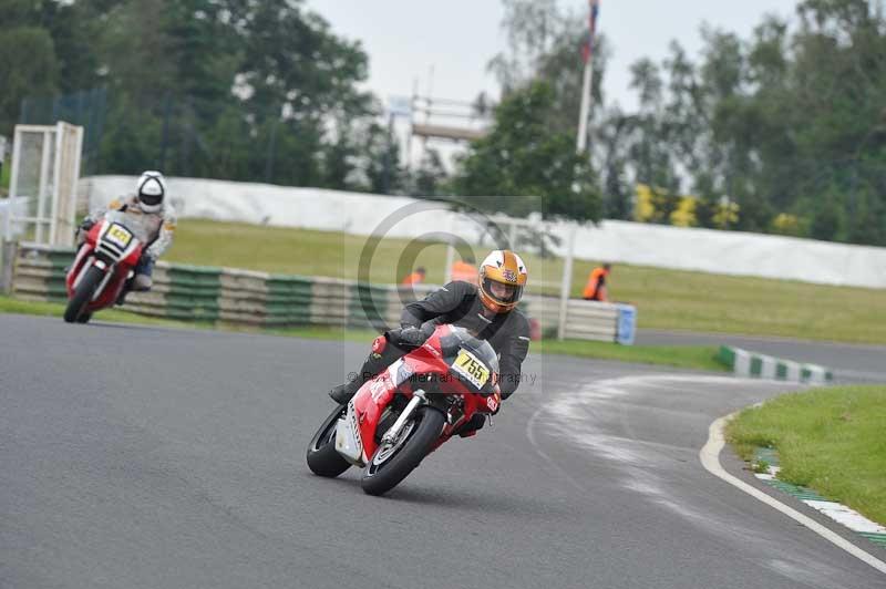 Mallory park Leicestershire;Mallory park photographs;Motorcycle action photographs;classic bikes;event digital images;eventdigitalimages;mallory park;no limits trackday;peter wileman photography;vintage bikes;vintage motorcycles;vmcc festival 1000 bikes