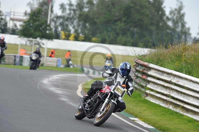 Mallory park Leicestershire;Mallory park photographs;Motorcycle action photographs;classic bikes;event digital images;eventdigitalimages;mallory park;no limits trackday;peter wileman photography;vintage bikes;vintage motorcycles;vmcc festival 1000 bikes