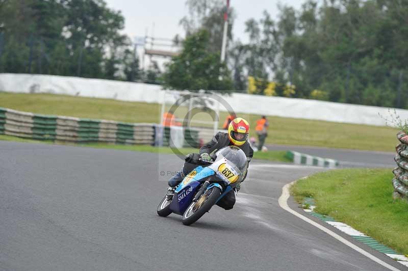 Mallory park Leicestershire;Mallory park photographs;Motorcycle action photographs;classic bikes;event digital images;eventdigitalimages;mallory park;no limits trackday;peter wileman photography;vintage bikes;vintage motorcycles;vmcc festival 1000 bikes