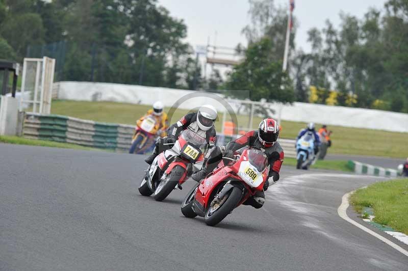 Mallory park Leicestershire;Mallory park photographs;Motorcycle action photographs;classic bikes;event digital images;eventdigitalimages;mallory park;no limits trackday;peter wileman photography;vintage bikes;vintage motorcycles;vmcc festival 1000 bikes