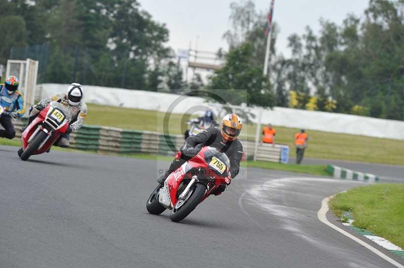 Mallory park Leicestershire;Mallory park photographs;Motorcycle action photographs;classic bikes;event digital images;eventdigitalimages;mallory park;no limits trackday;peter wileman photography;vintage bikes;vintage motorcycles;vmcc festival 1000 bikes