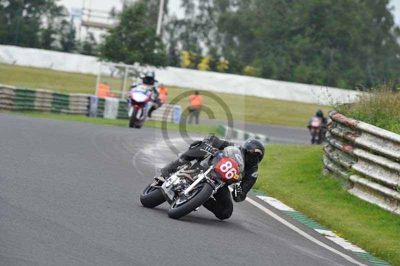Mallory park Leicestershire;Mallory park photographs;Motorcycle action photographs;classic bikes;event digital images;eventdigitalimages;mallory park;no limits trackday;peter wileman photography;vintage bikes;vintage motorcycles;vmcc festival 1000 bikes