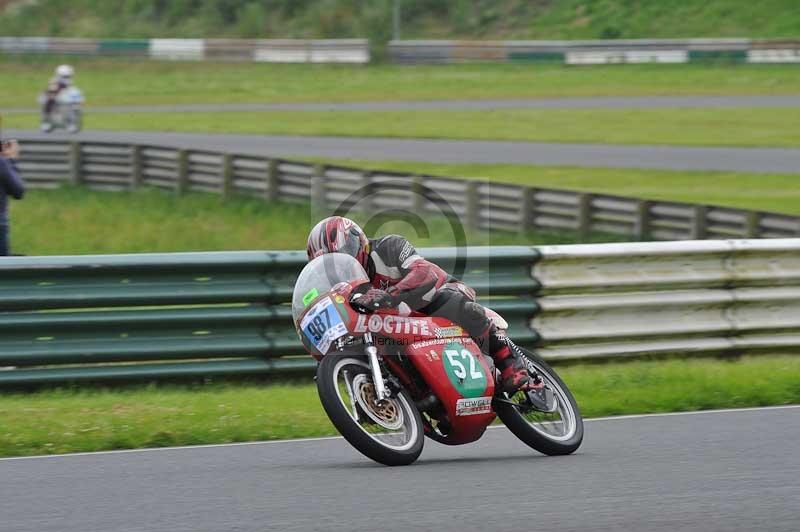 Mallory park Leicestershire;Mallory park photographs;Motorcycle action photographs;classic bikes;event digital images;eventdigitalimages;mallory park;no limits trackday;peter wileman photography;vintage bikes;vintage motorcycles;vmcc festival 1000 bikes