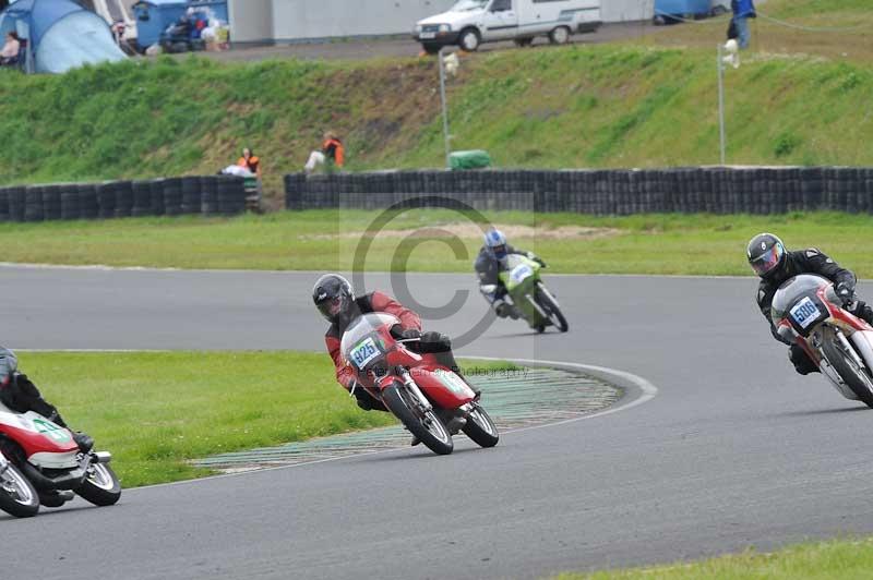 Mallory park Leicestershire;Mallory park photographs;Motorcycle action photographs;classic bikes;event digital images;eventdigitalimages;mallory park;no limits trackday;peter wileman photography;vintage bikes;vintage motorcycles;vmcc festival 1000 bikes