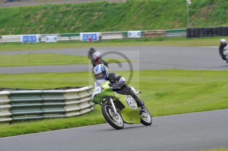 Mallory park Leicestershire;Mallory park photographs;Motorcycle action photographs;classic bikes;event digital images;eventdigitalimages;mallory park;no limits trackday;peter wileman photography;vintage bikes;vintage motorcycles;vmcc festival 1000 bikes