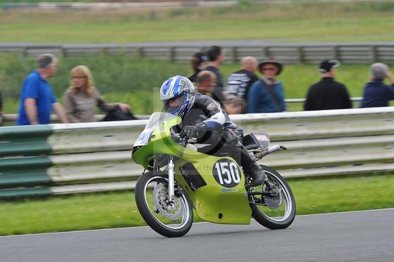 Mallory park Leicestershire;Mallory park photographs;Motorcycle action photographs;classic bikes;event digital images;eventdigitalimages;mallory park;no limits trackday;peter wileman photography;vintage bikes;vintage motorcycles;vmcc festival 1000 bikes