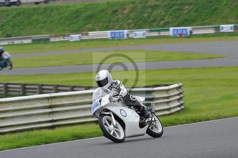 Mallory park Leicestershire;Mallory park photographs;Motorcycle action photographs;classic bikes;event digital images;eventdigitalimages;mallory park;no limits trackday;peter wileman photography;vintage bikes;vintage motorcycles;vmcc festival 1000 bikes