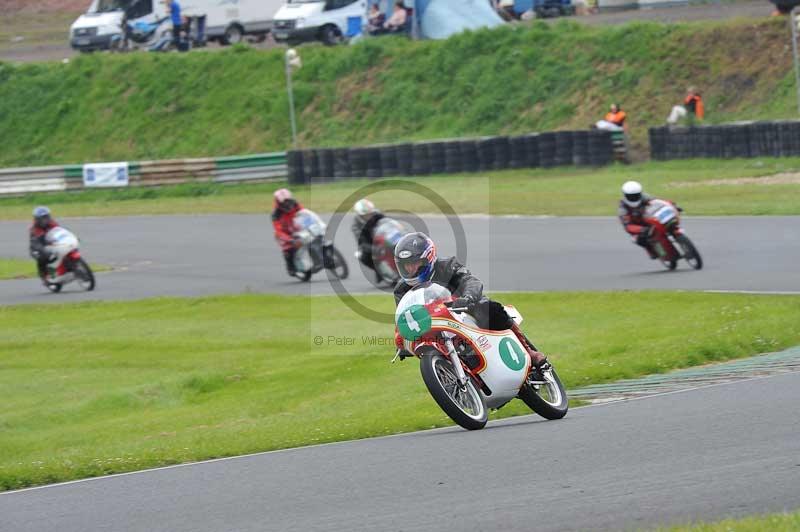 Mallory park Leicestershire;Mallory park photographs;Motorcycle action photographs;classic bikes;event digital images;eventdigitalimages;mallory park;no limits trackday;peter wileman photography;vintage bikes;vintage motorcycles;vmcc festival 1000 bikes