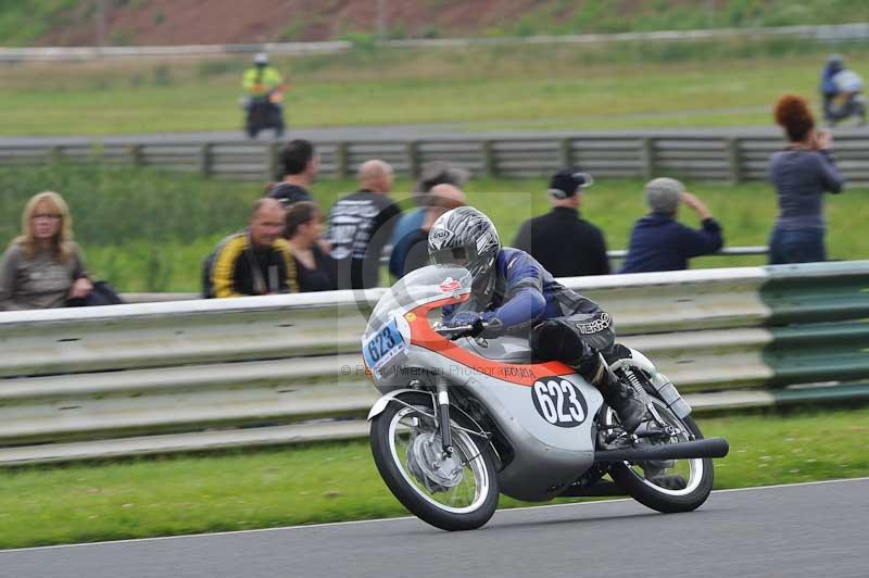 Mallory park Leicestershire;Mallory park photographs;Motorcycle action photographs;classic bikes;event digital images;eventdigitalimages;mallory park;no limits trackday;peter wileman photography;vintage bikes;vintage motorcycles;vmcc festival 1000 bikes