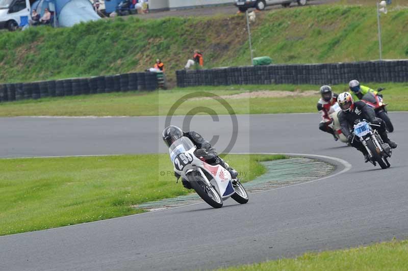 Mallory park Leicestershire;Mallory park photographs;Motorcycle action photographs;classic bikes;event digital images;eventdigitalimages;mallory park;no limits trackday;peter wileman photography;vintage bikes;vintage motorcycles;vmcc festival 1000 bikes