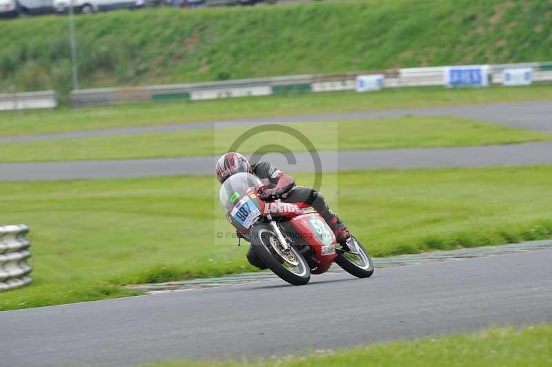 Mallory park Leicestershire;Mallory park photographs;Motorcycle action photographs;classic bikes;event digital images;eventdigitalimages;mallory park;no limits trackday;peter wileman photography;vintage bikes;vintage motorcycles;vmcc festival 1000 bikes